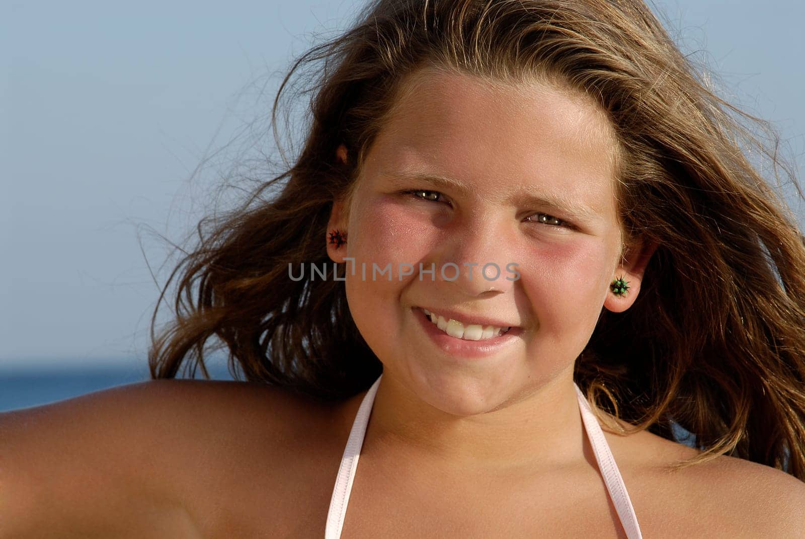 Beautiful young girl posing in the beach