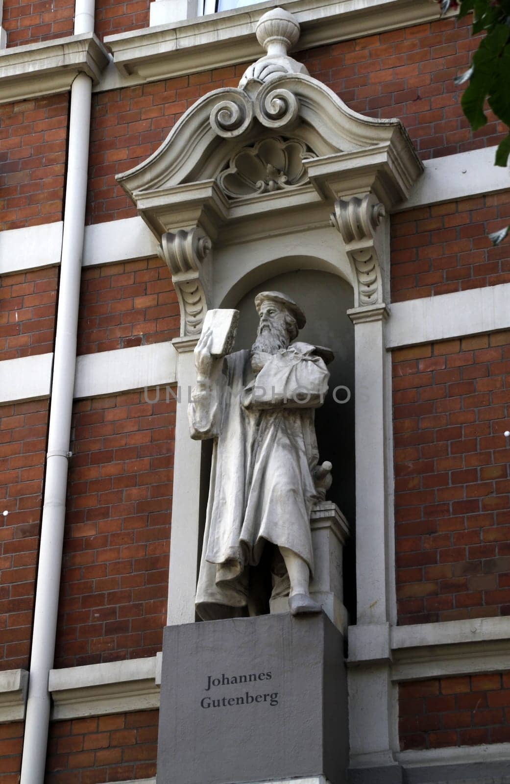 Gutenberg statue on a house in Hamelin