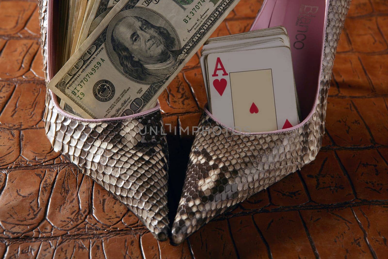 game guns and dollars, clasic mafia gangster still in low key