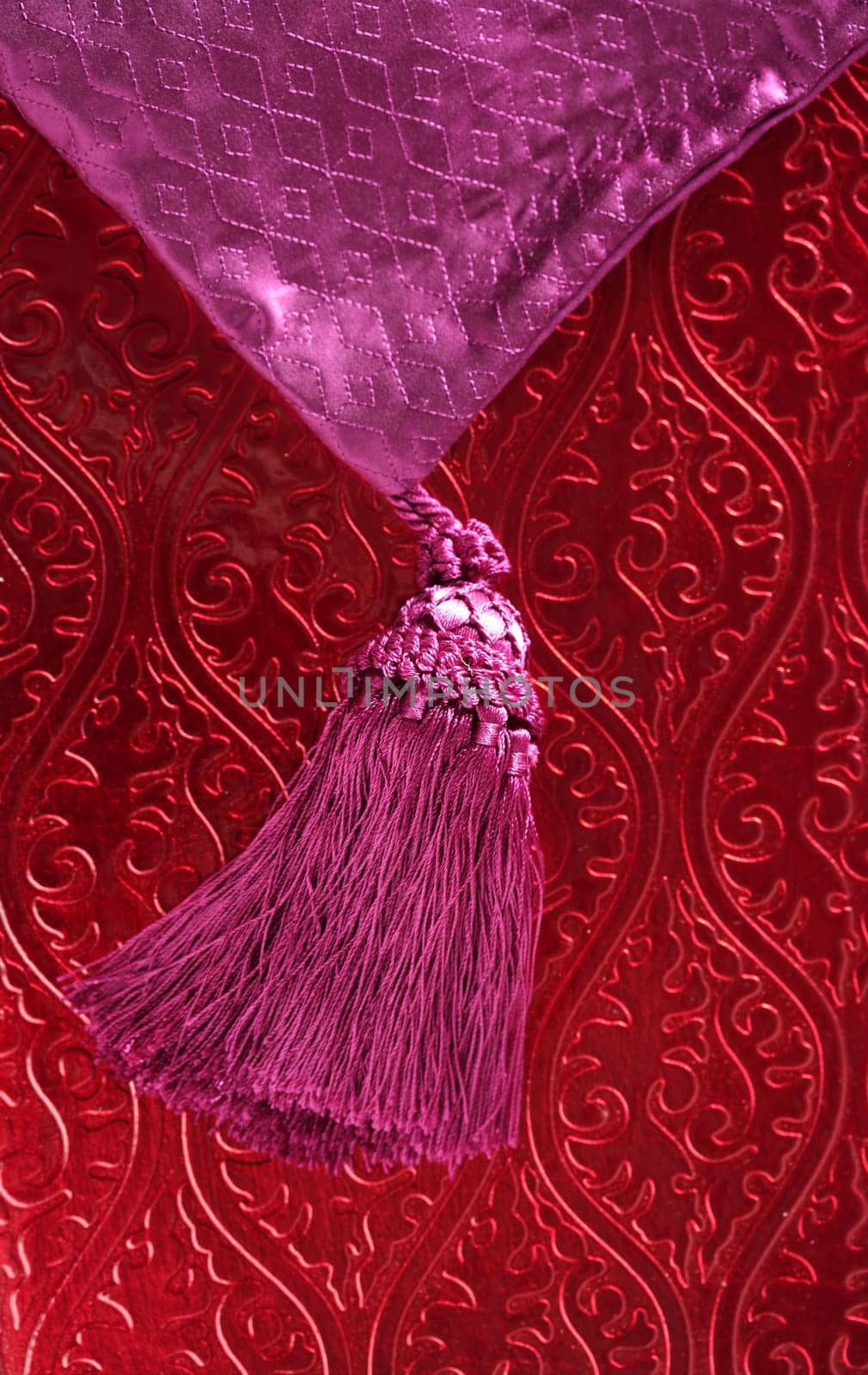 Red wallpaper, and pink purple braid, shiny and decorated eastern pattern background