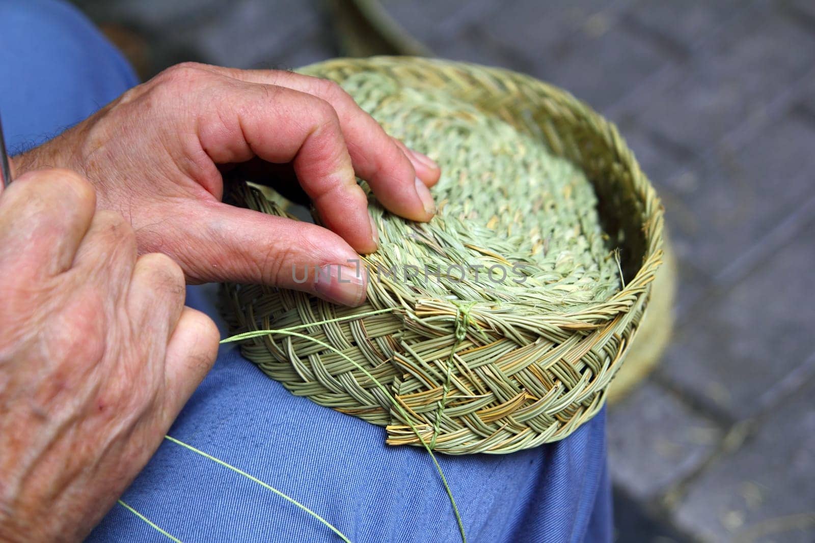craftsman sewing basket esparto grass weaver from Spain