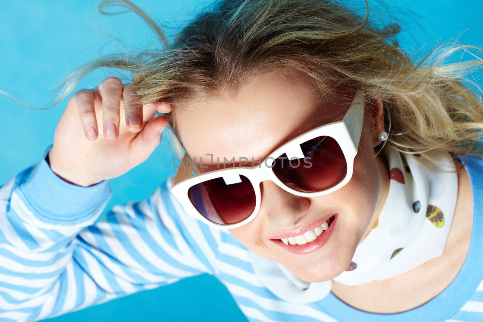 Portrait of beautiful fashion woman wearing sunglasses