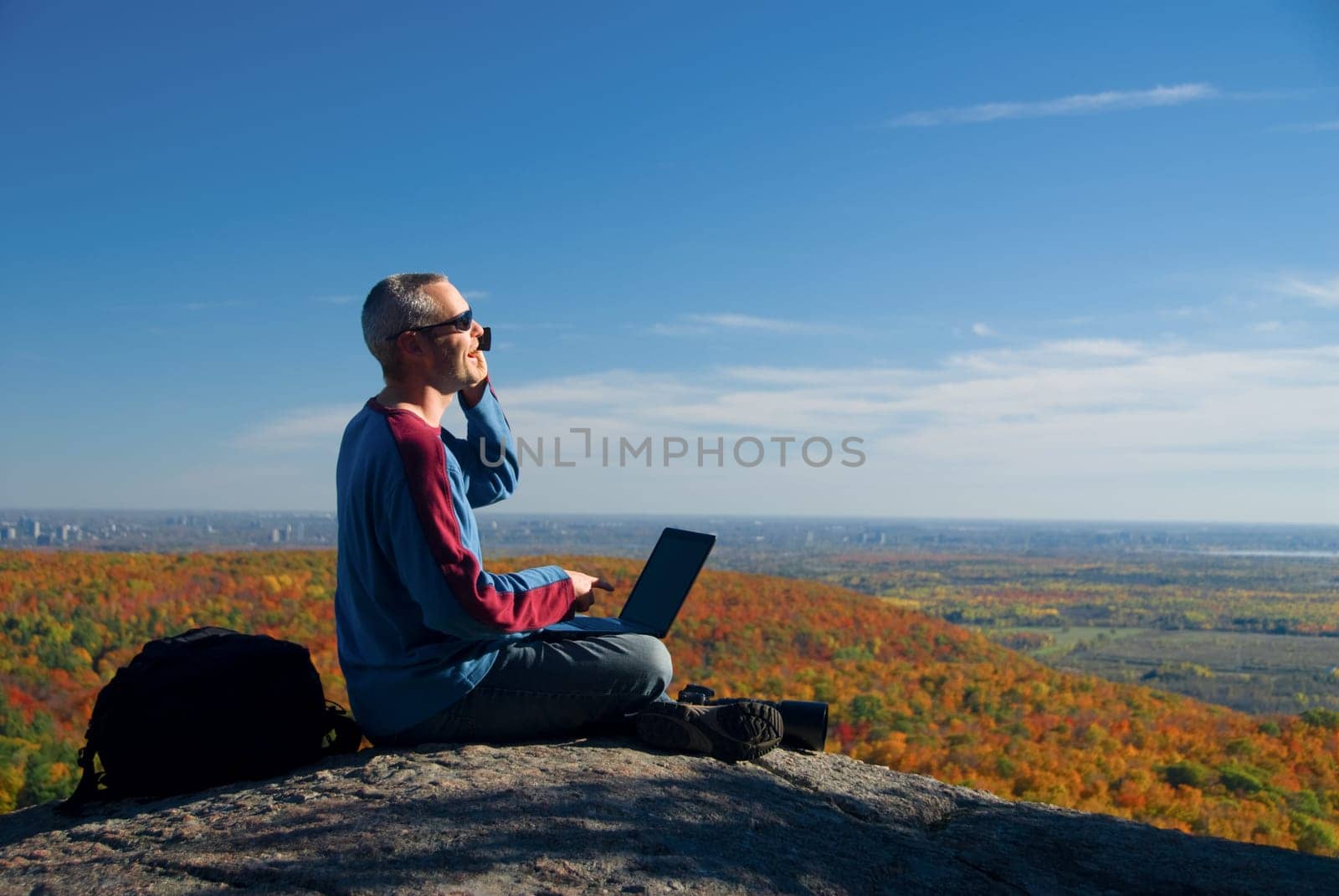 laptop photographer on the phone on the mountain