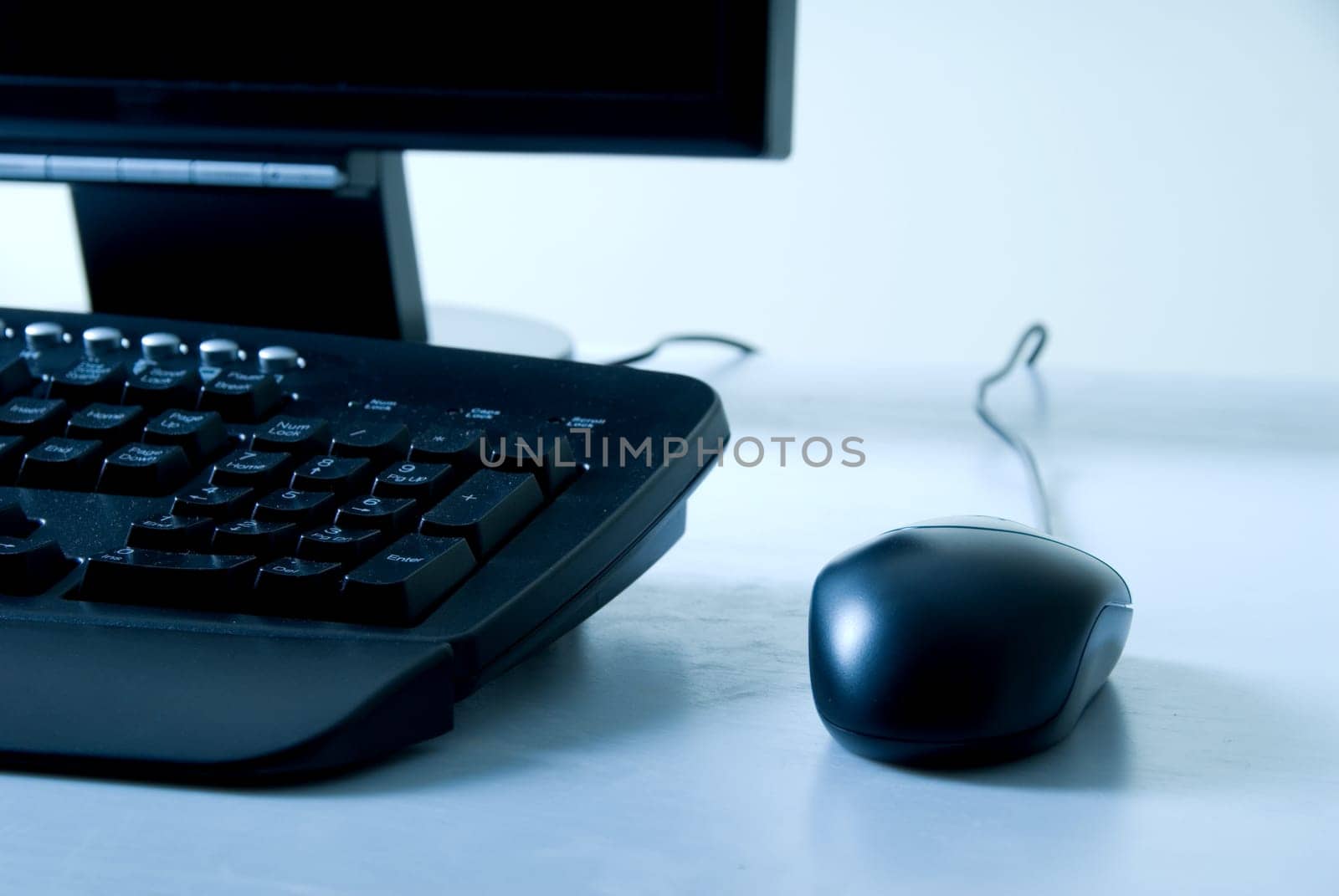 blck computer with keyboard and mouse