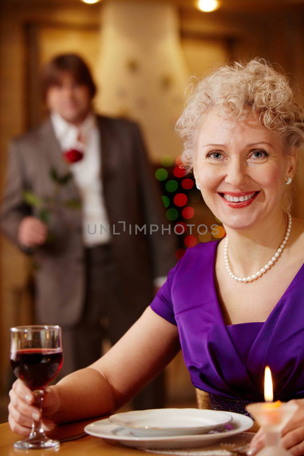 Moment before meeting: woman waiting her man in the restaurant