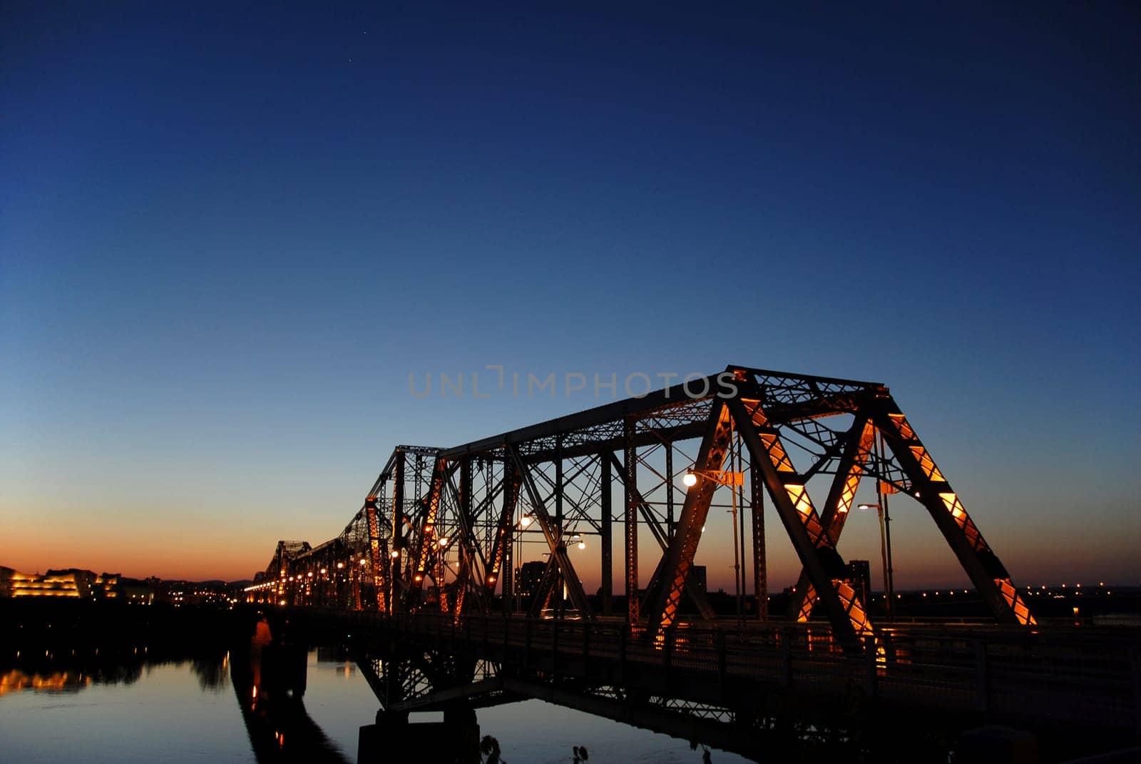 bridge in ottawa at night