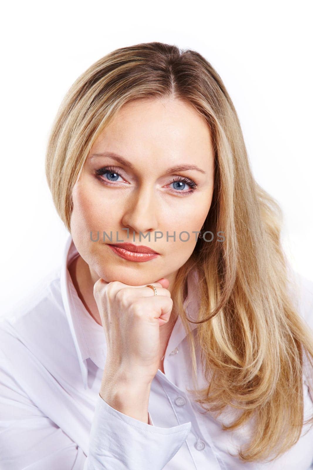 Portrait of elegant woman putting her chin on hand