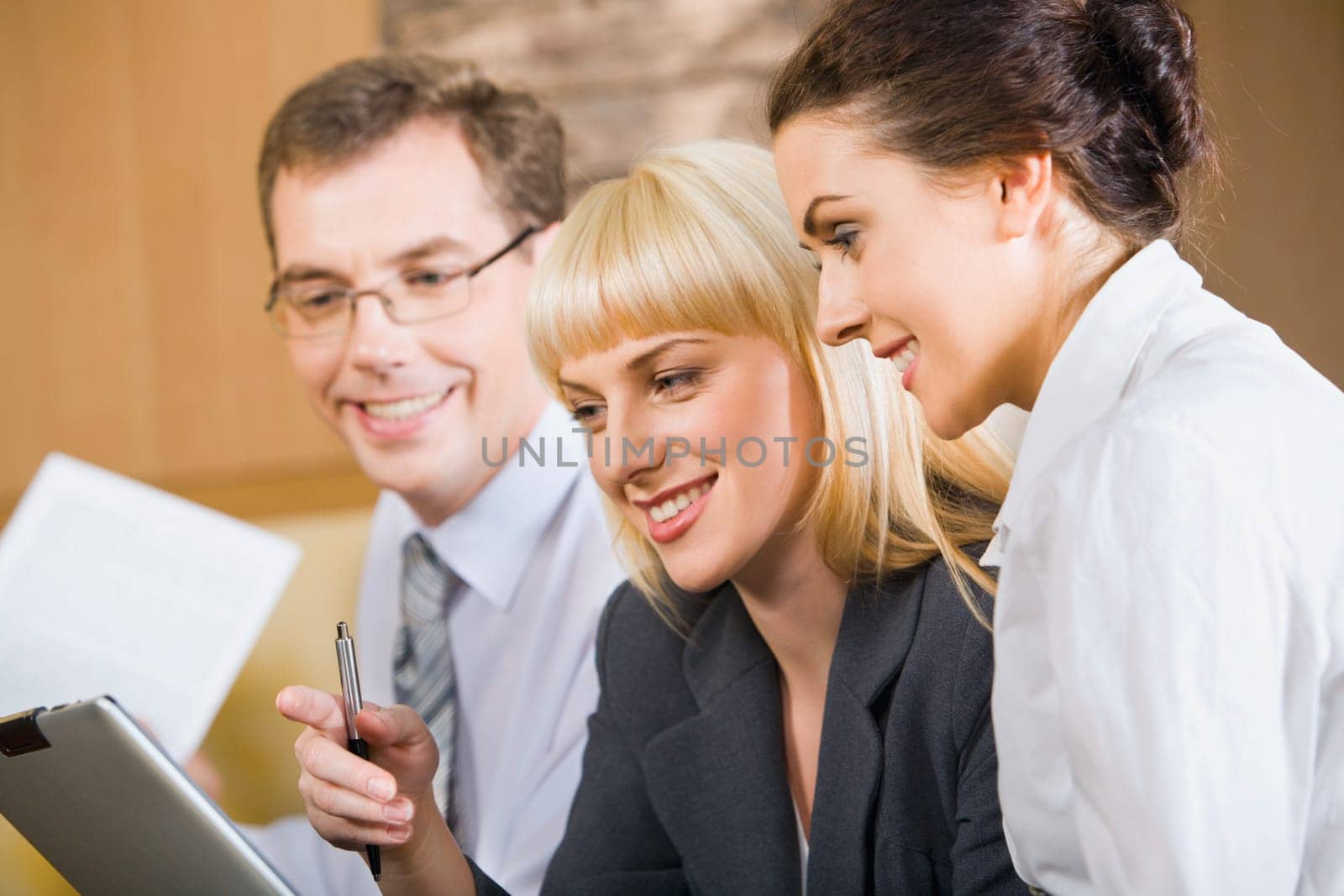 Business woman gives instructions to new specialist