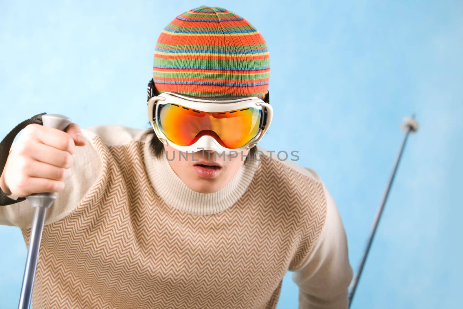 Portrait of healthy sportsman in goggles skiing on resort