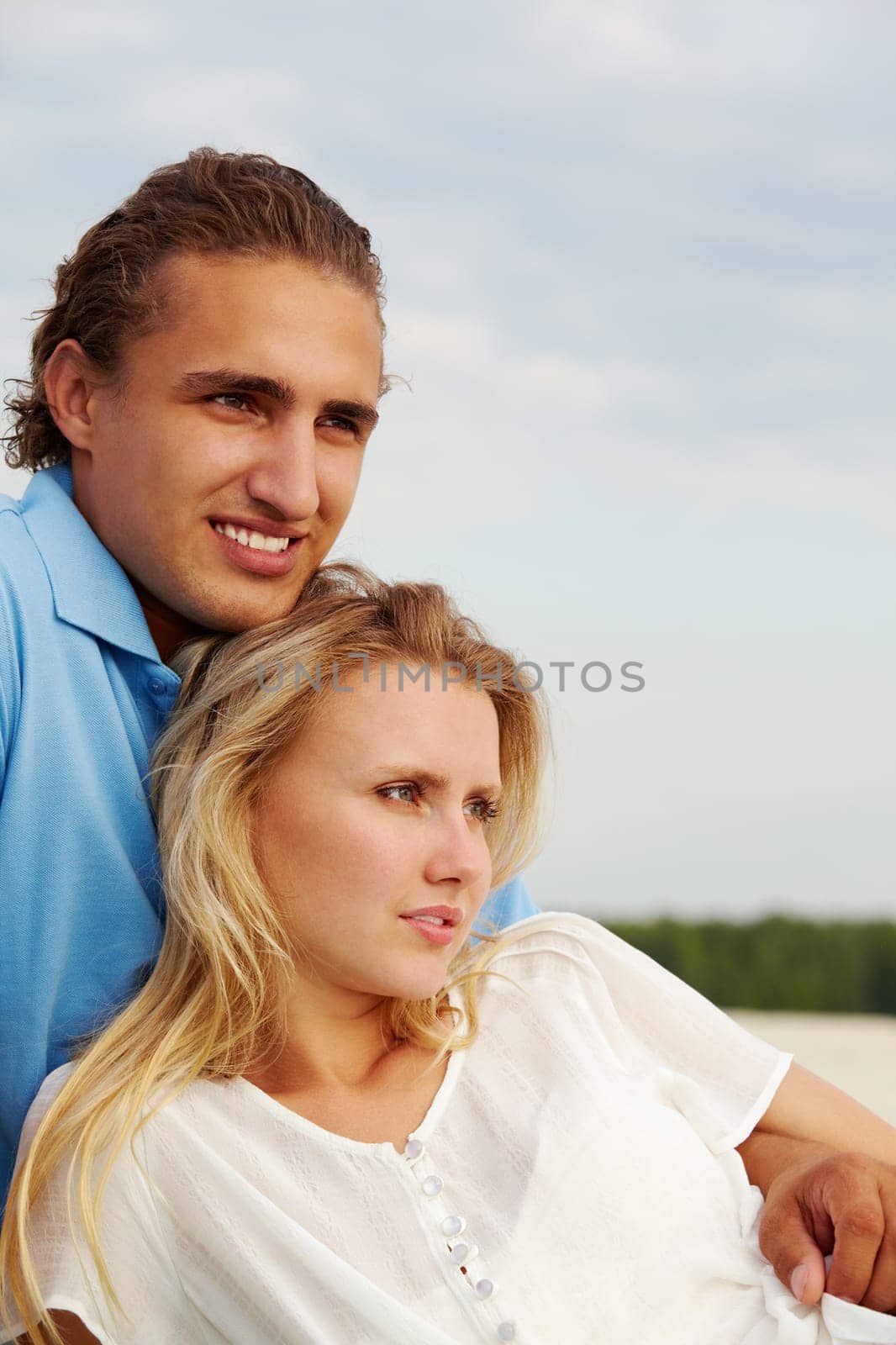 Photo of affectionate couple having rest during vacation