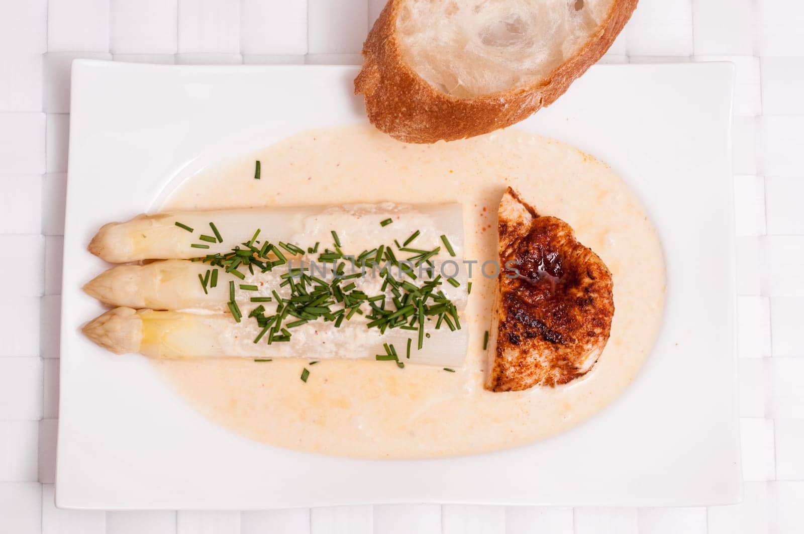 White asparagus with parmesan and chives and roasted chicken breast with wine sauce and bread