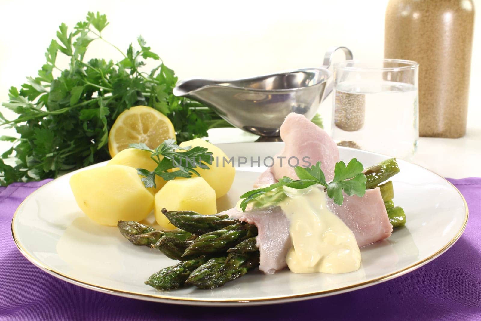 green asparagus with ham and hollandaise sauce