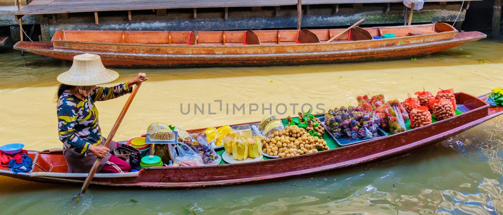 market stall holders in small boats selling local fruits and vegetables, Damnoen Saduak Floating Market, Thailand