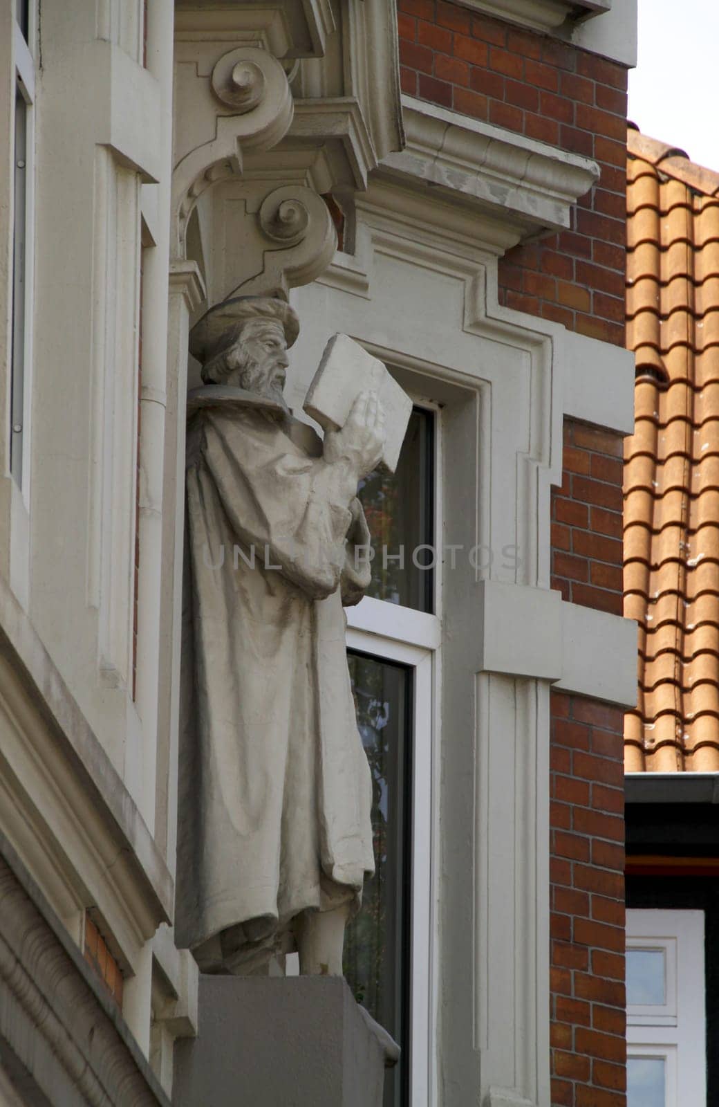 Gutenberg statue on a house in Hamelin
