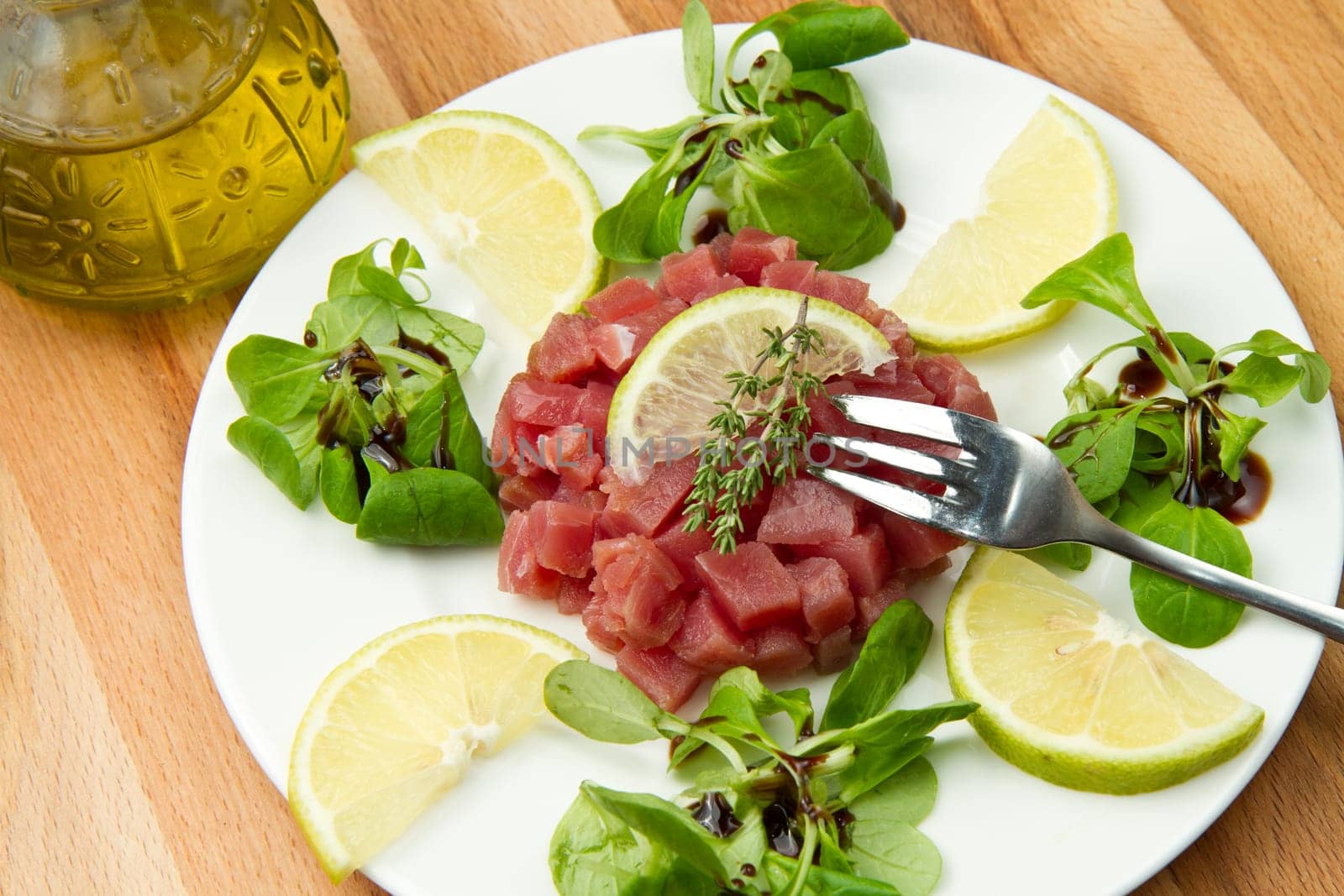 tuna tartare with fresh salad and lemon slice