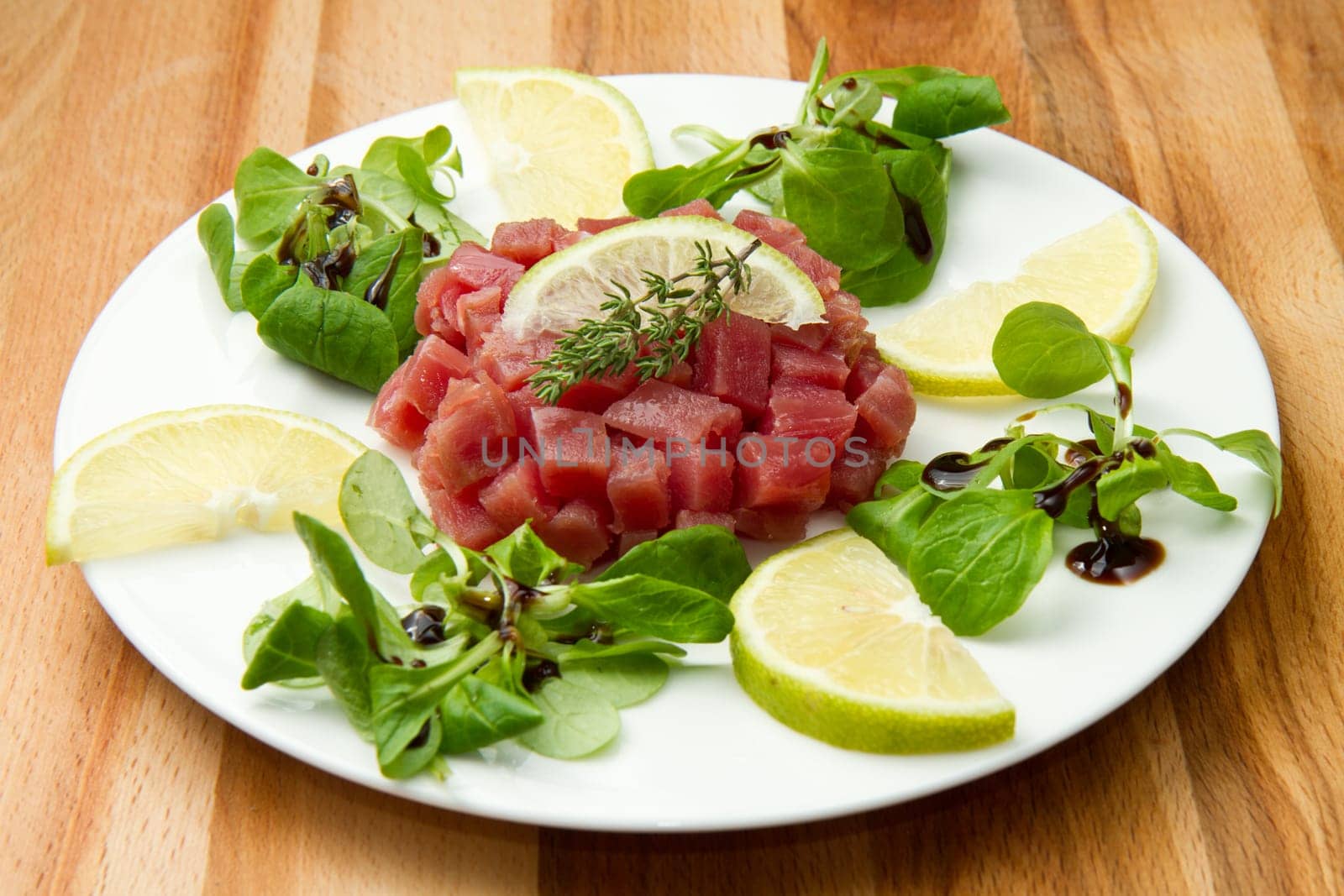 tuna tartare with fresh salad and lemon slice