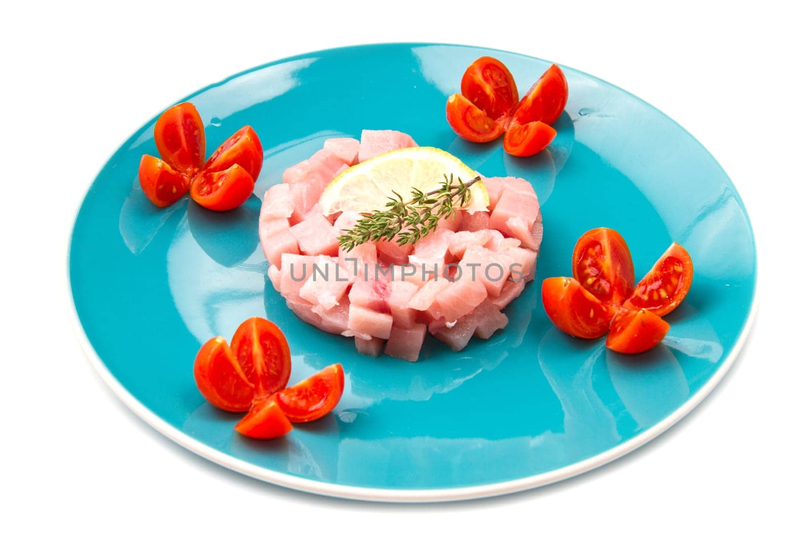 swordfish tartare with fresh salad and lemon slice