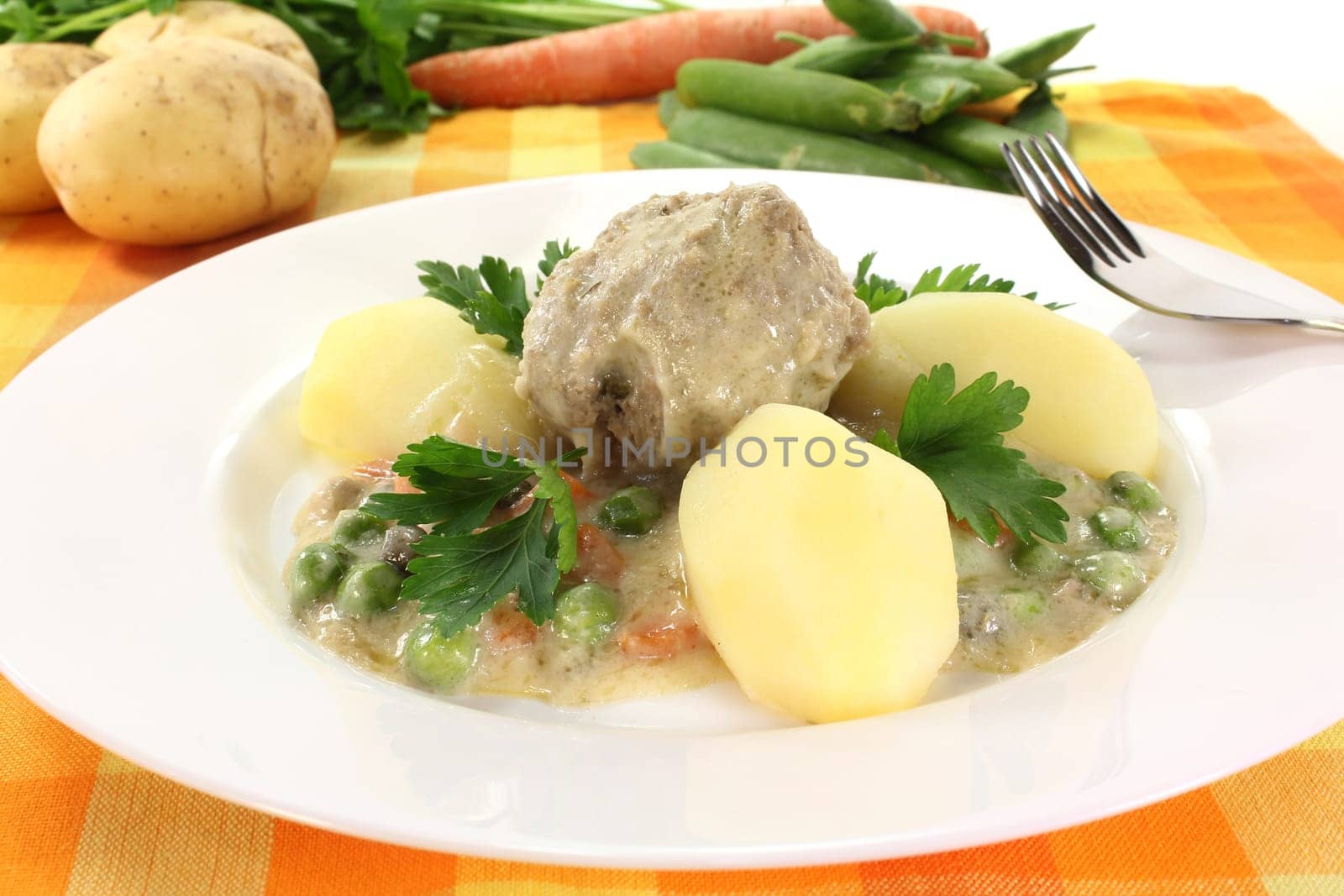 Königsberger meatballs with capers,peas and carrots