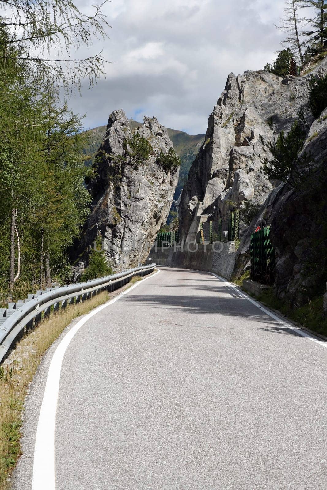 The road to the mountains