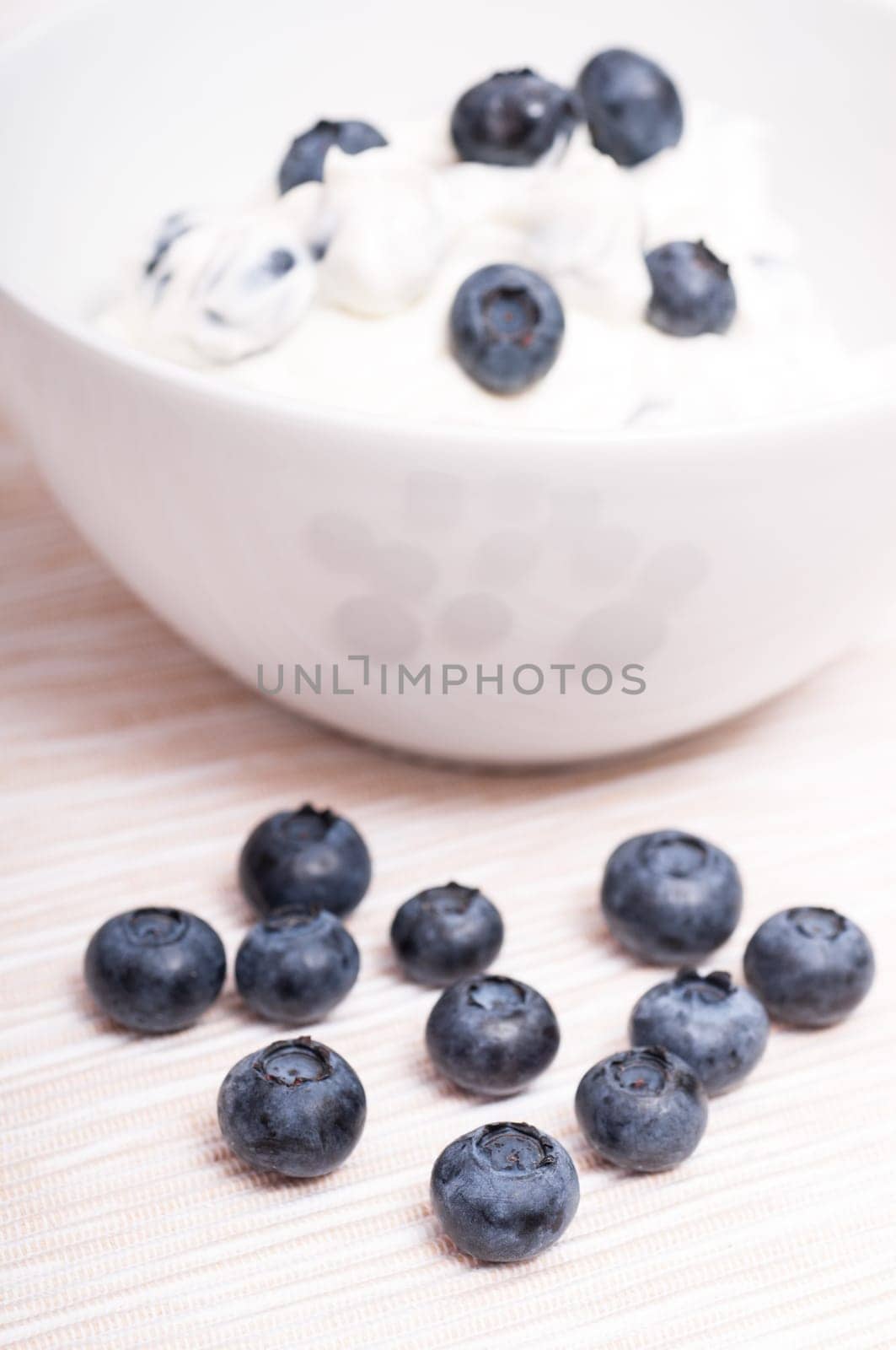 Blue Hedelberries before and in a bowl with quark