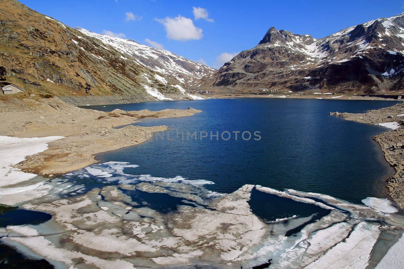 Thawing of the ice floes on the Splügen Pass