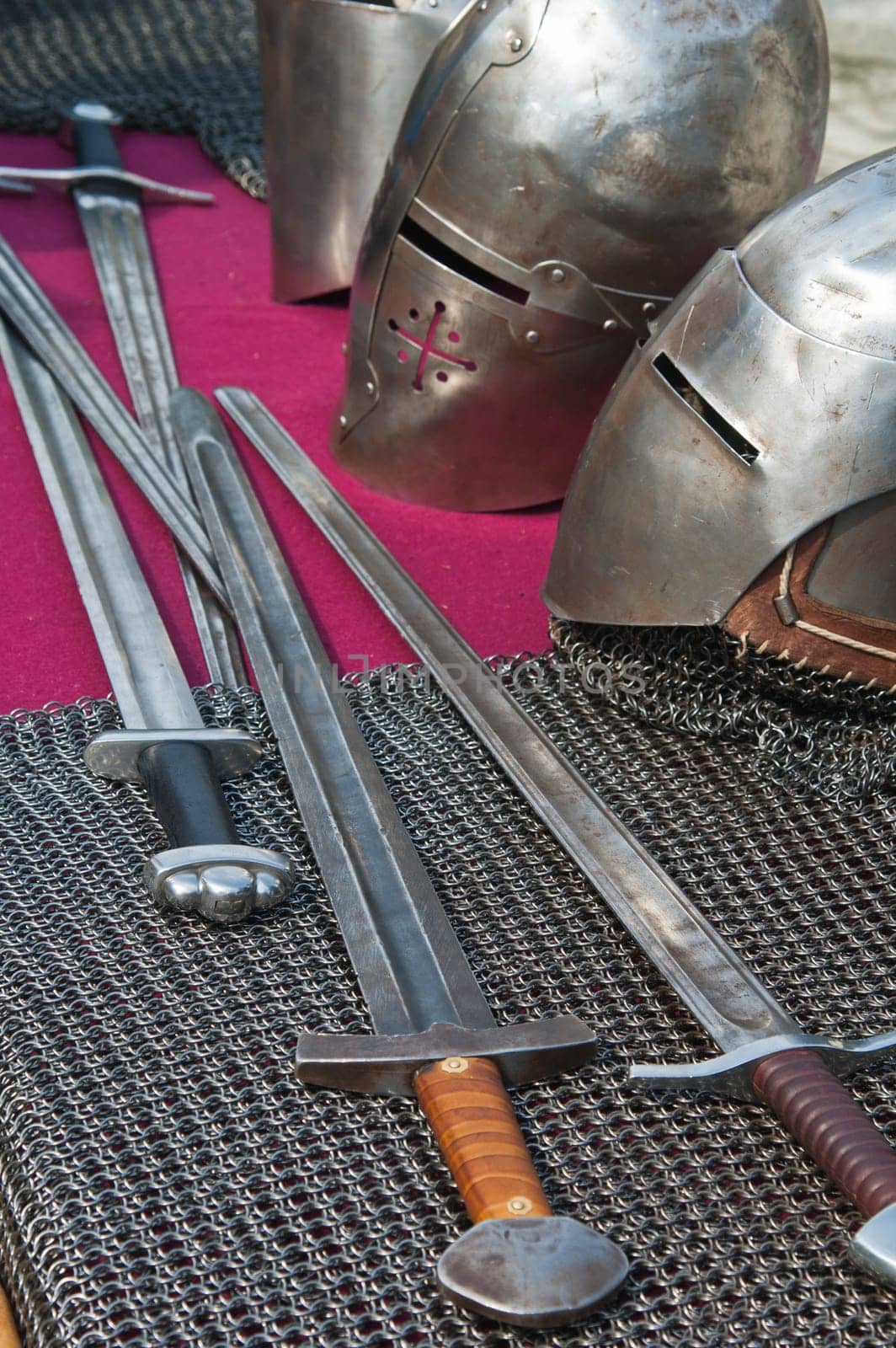 The knightly weapon and armour
