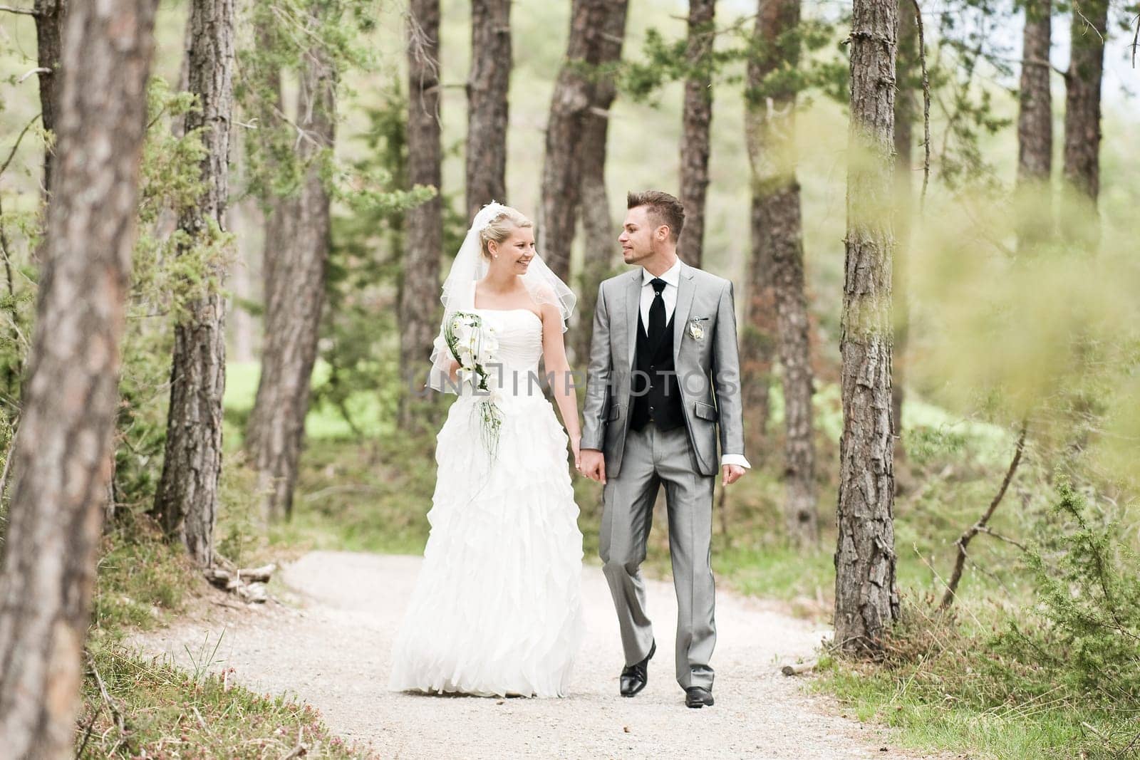 Pretty bride and groom celebrate their wedding