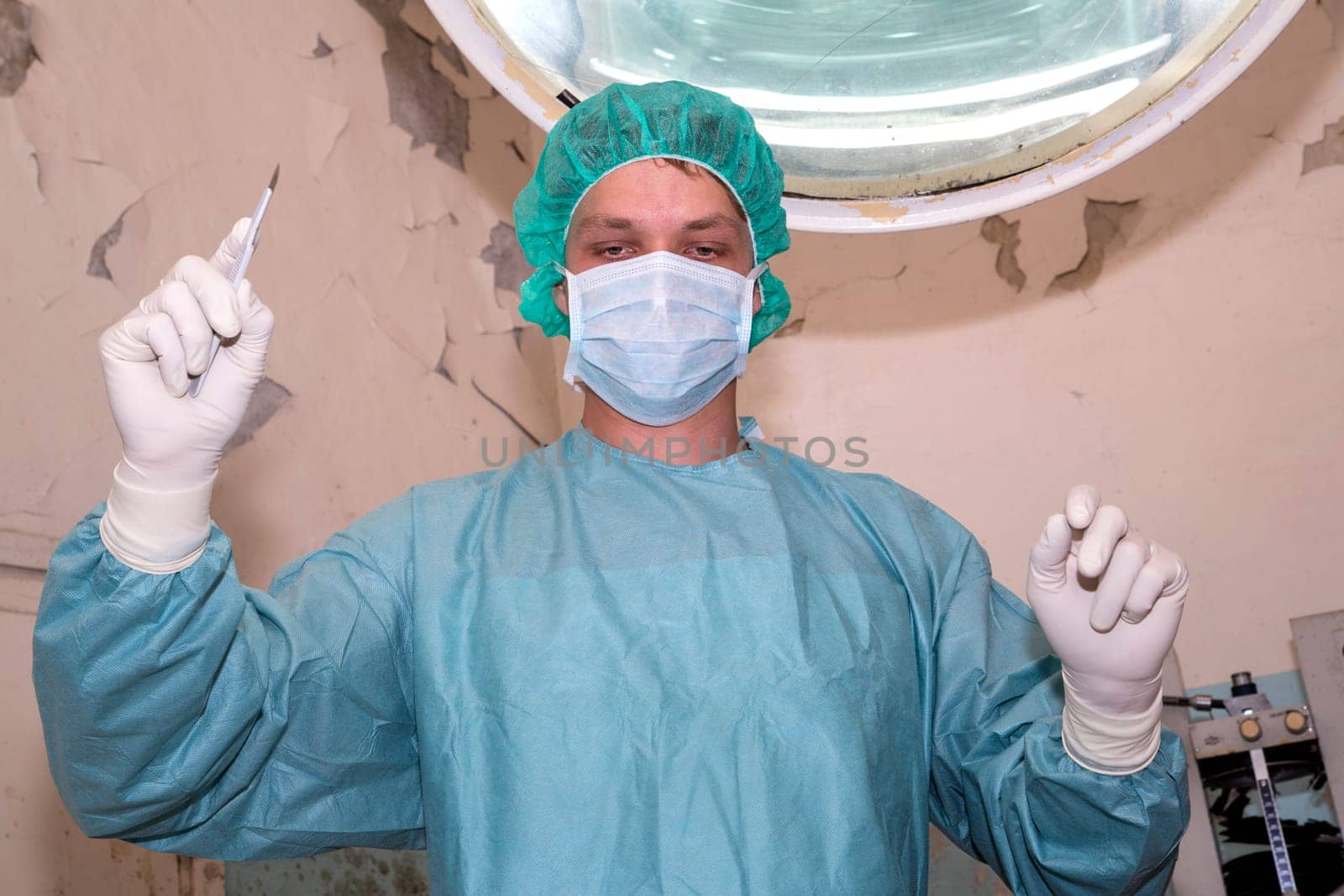 Surgeon prepare cut someone before coming difficult surgery