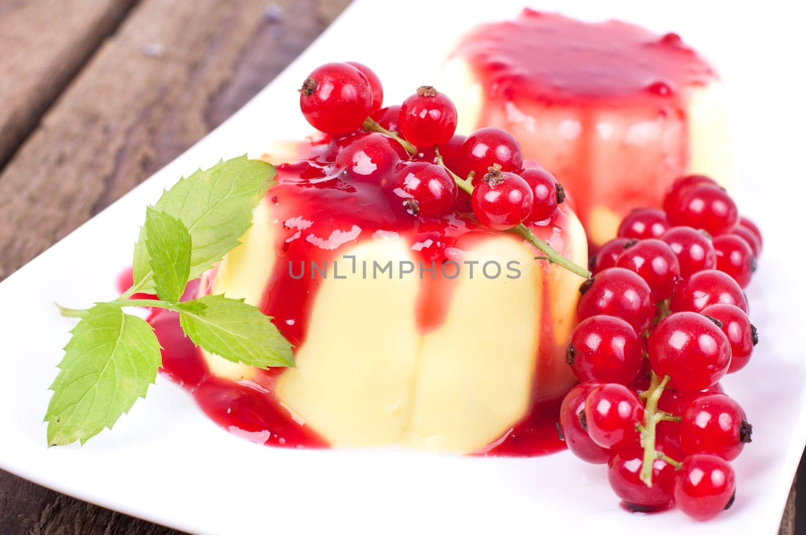 Pudding with currants