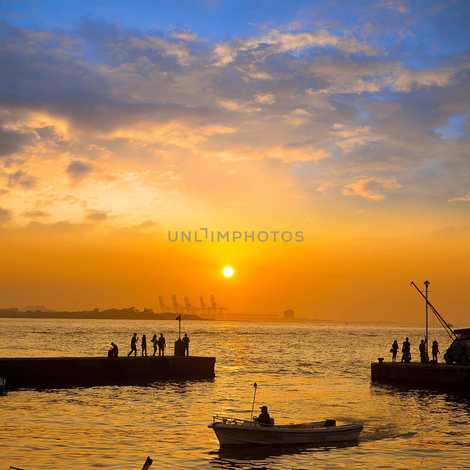 Last sunrise and fishing sub-dug, the new Taipei, Taiwan