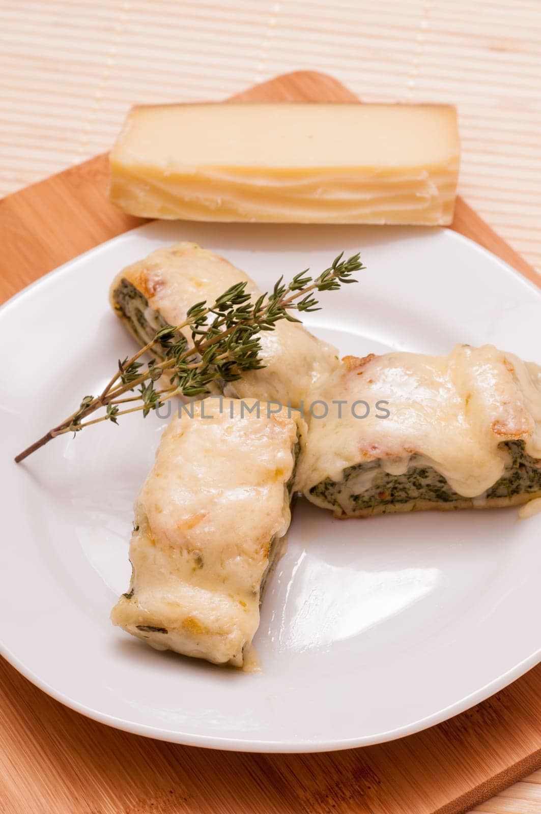 Swabian national dish: Maultaschen au gratin with cheese