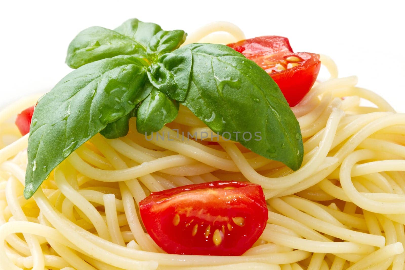 spaghetti with fresh tomatoes  and basil