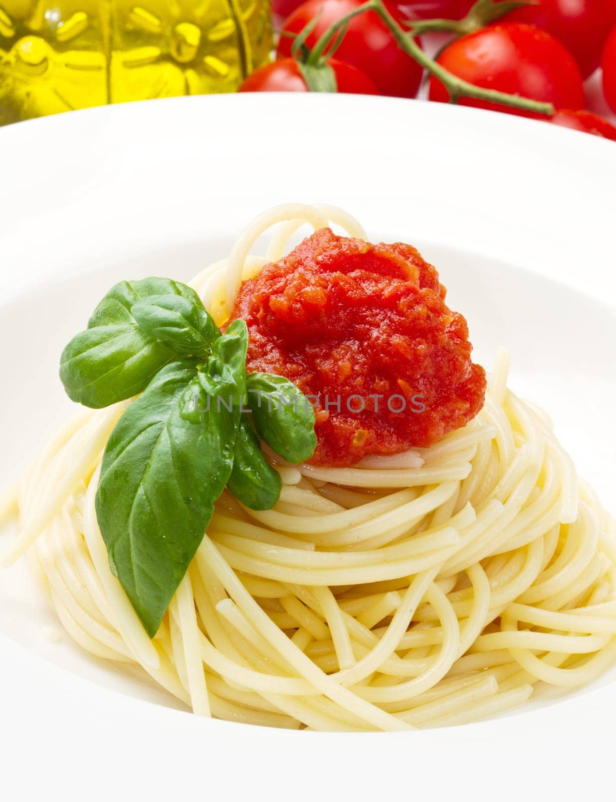 spaghetti with tomato sauce and basil