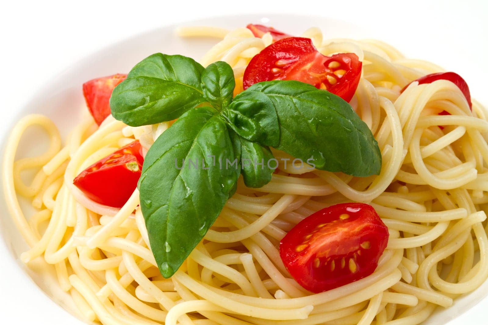 spaghetti with fresh tomatoes  and basil