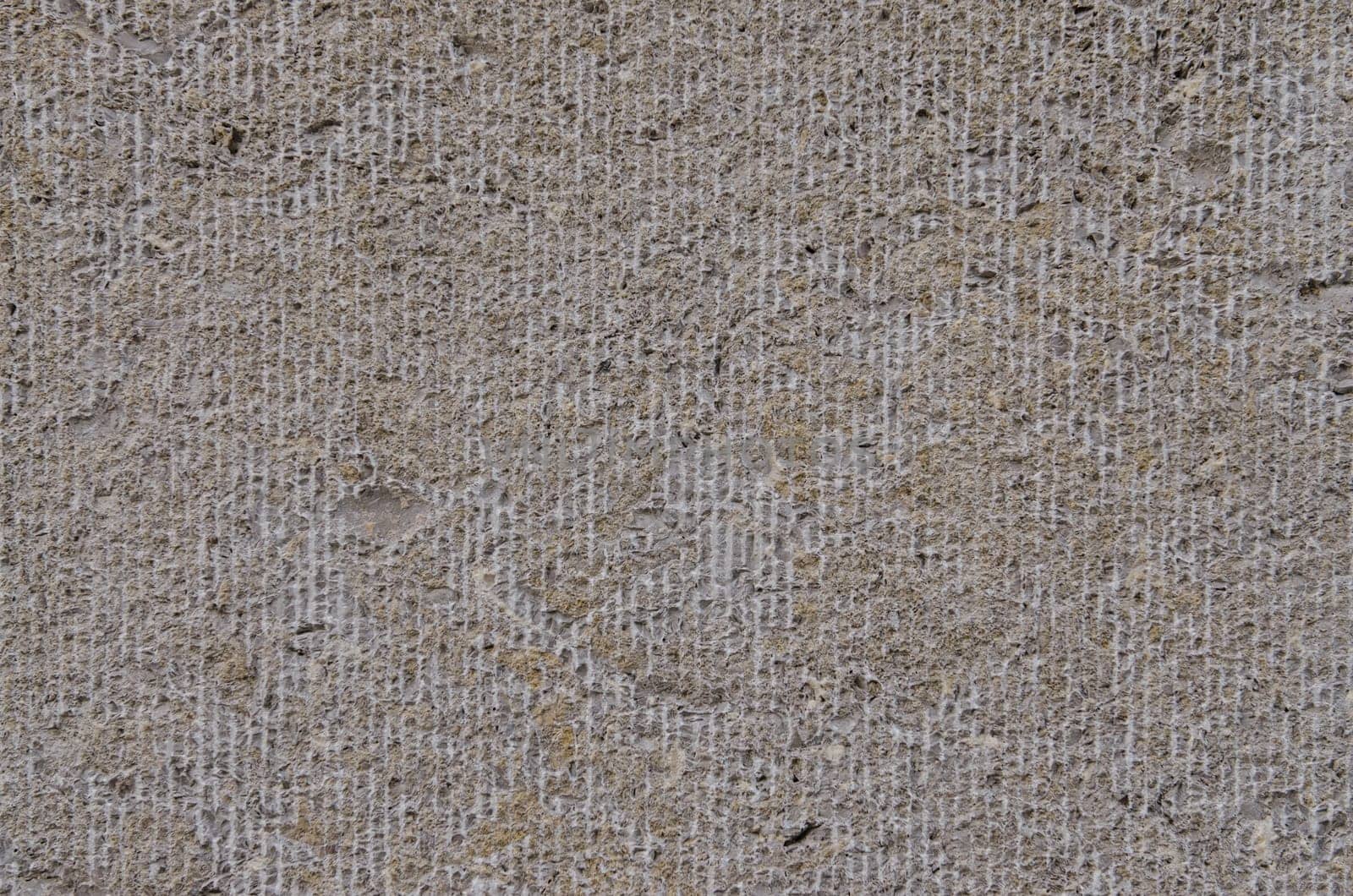 Stone wall with worked strut cure