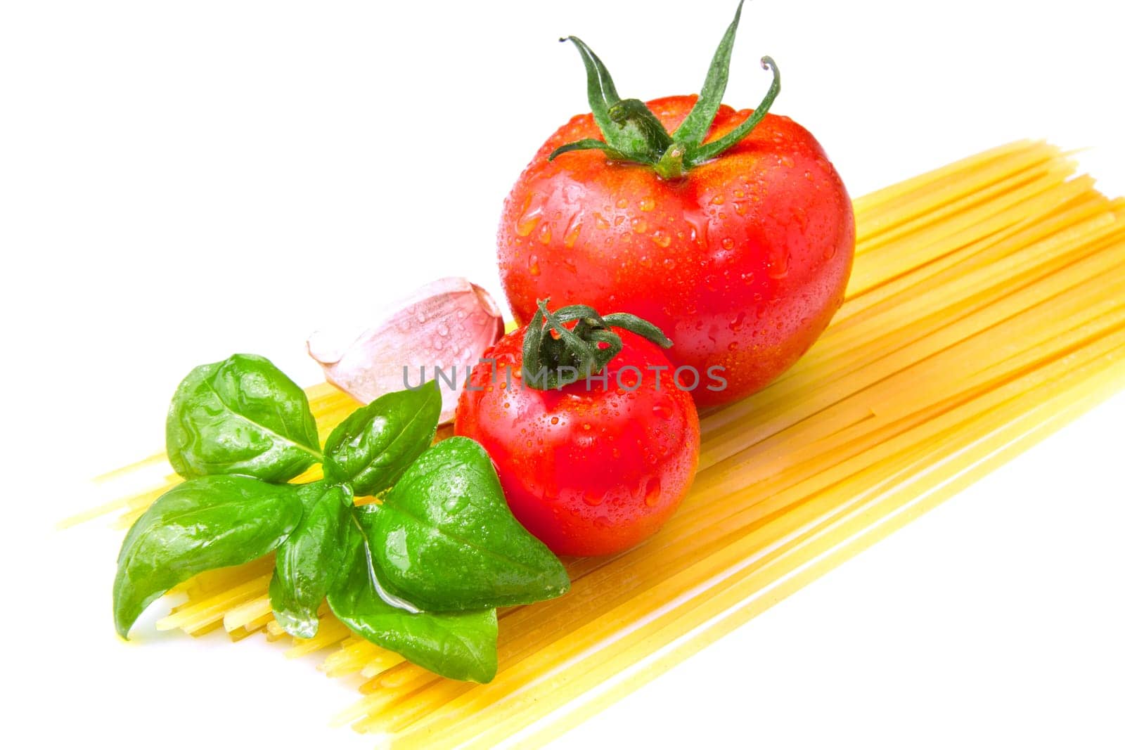 Raw spaghetti with fresh tomatoes