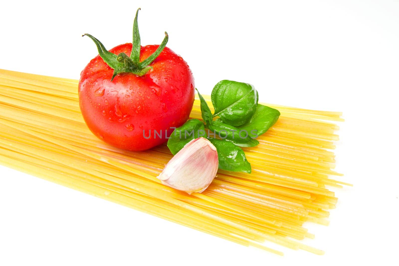 Raw spaghetti with fresh tomatoes