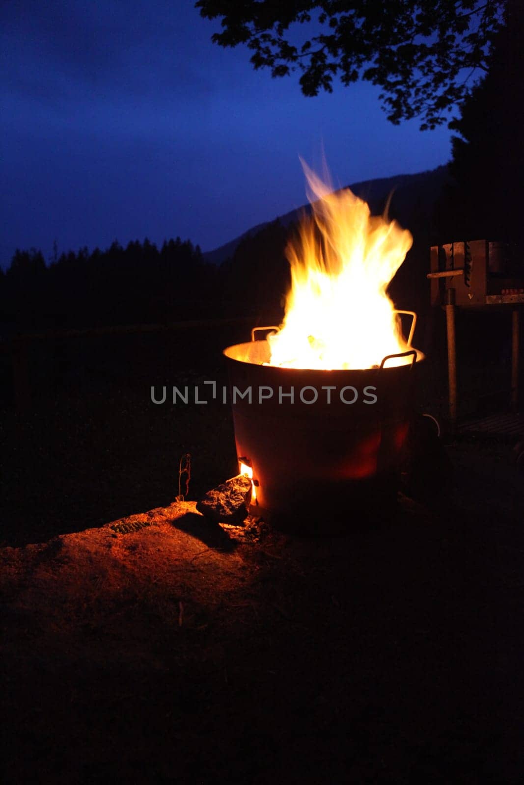 At nightfall, the fire lights up the darkness and gives warmth. Get closer with your hands, and the cold of the night will be swept away. While the wood is crackling, the people around the fire tell stories and meditate in the silent and encircling atmosp