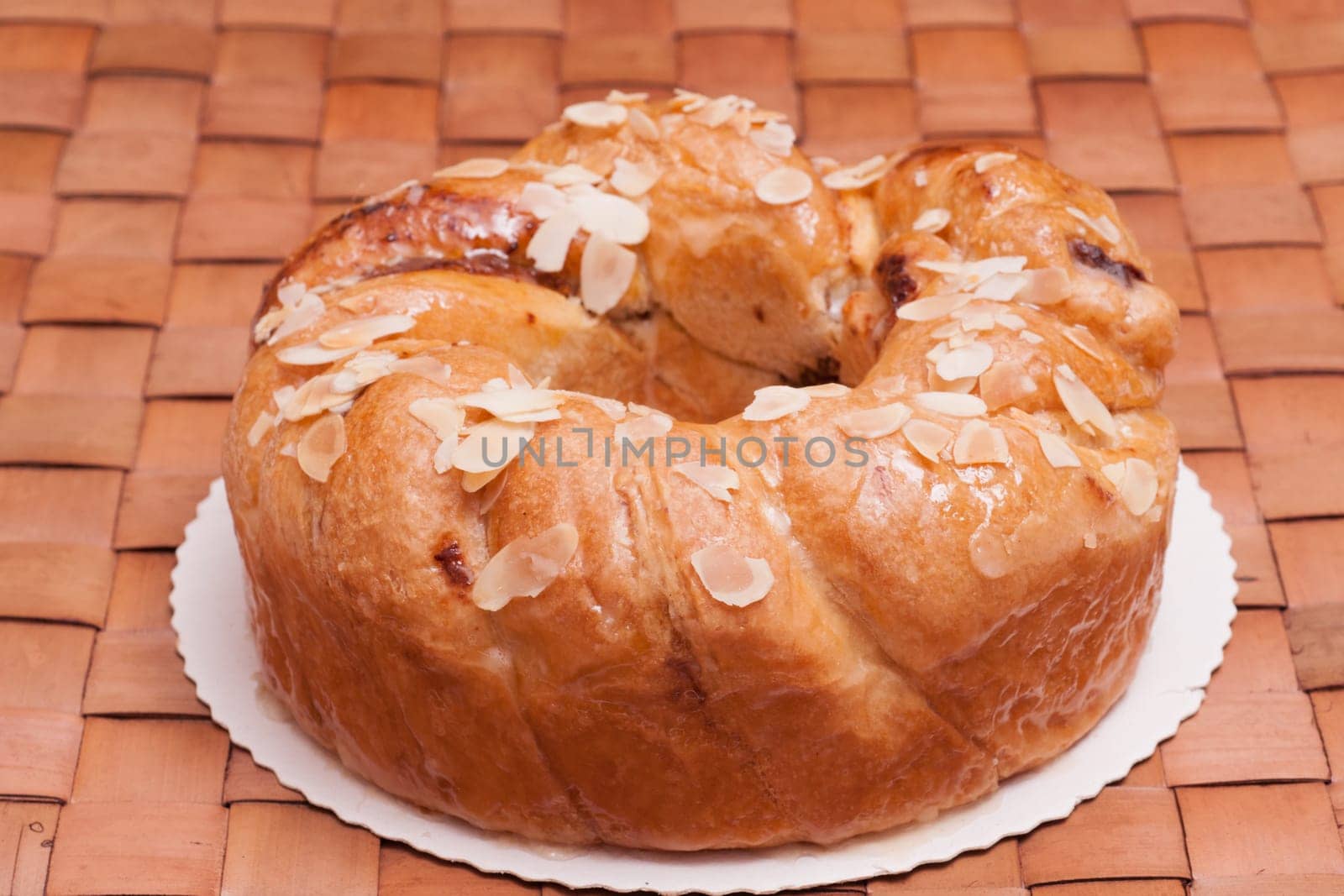 Mayor's cake with almonds and frosting