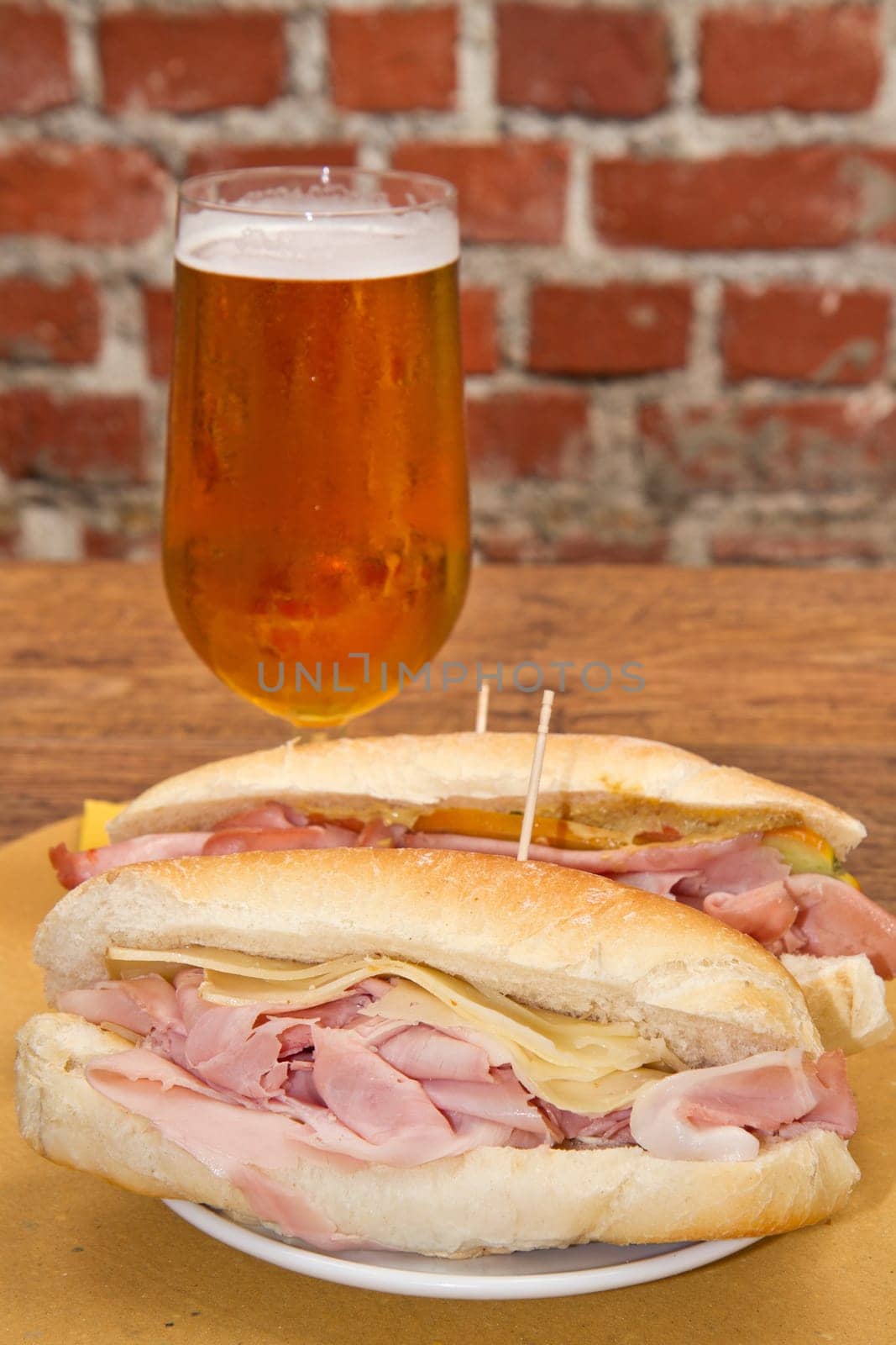 sandwich with ham and bier