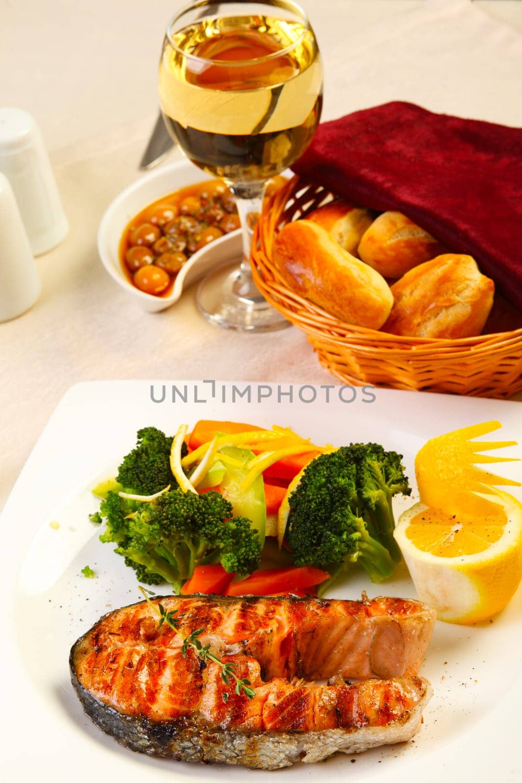 Delicious salmon grilled with brocoli lemon and bread
