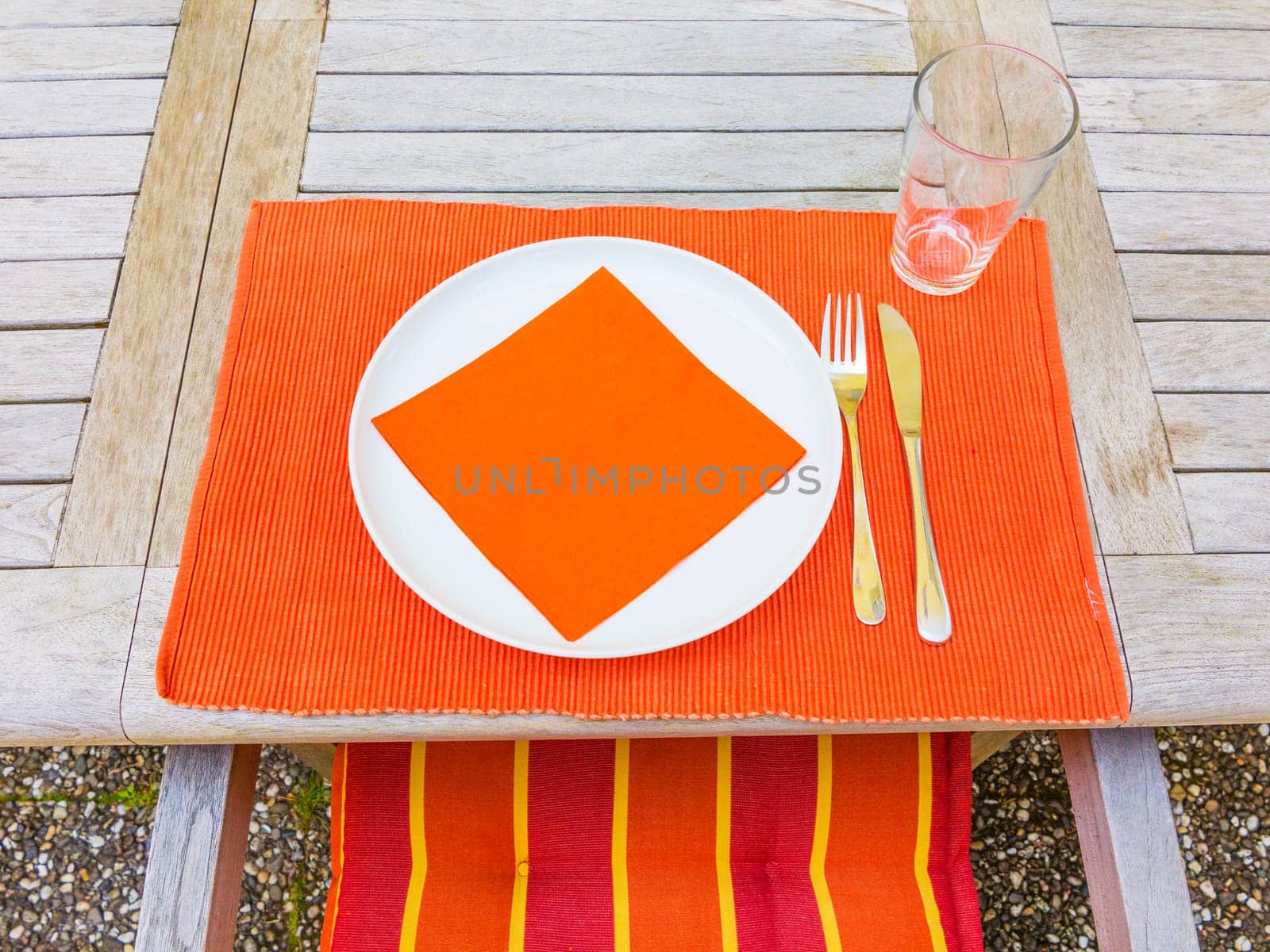 tableclothes at a teak table in the garden