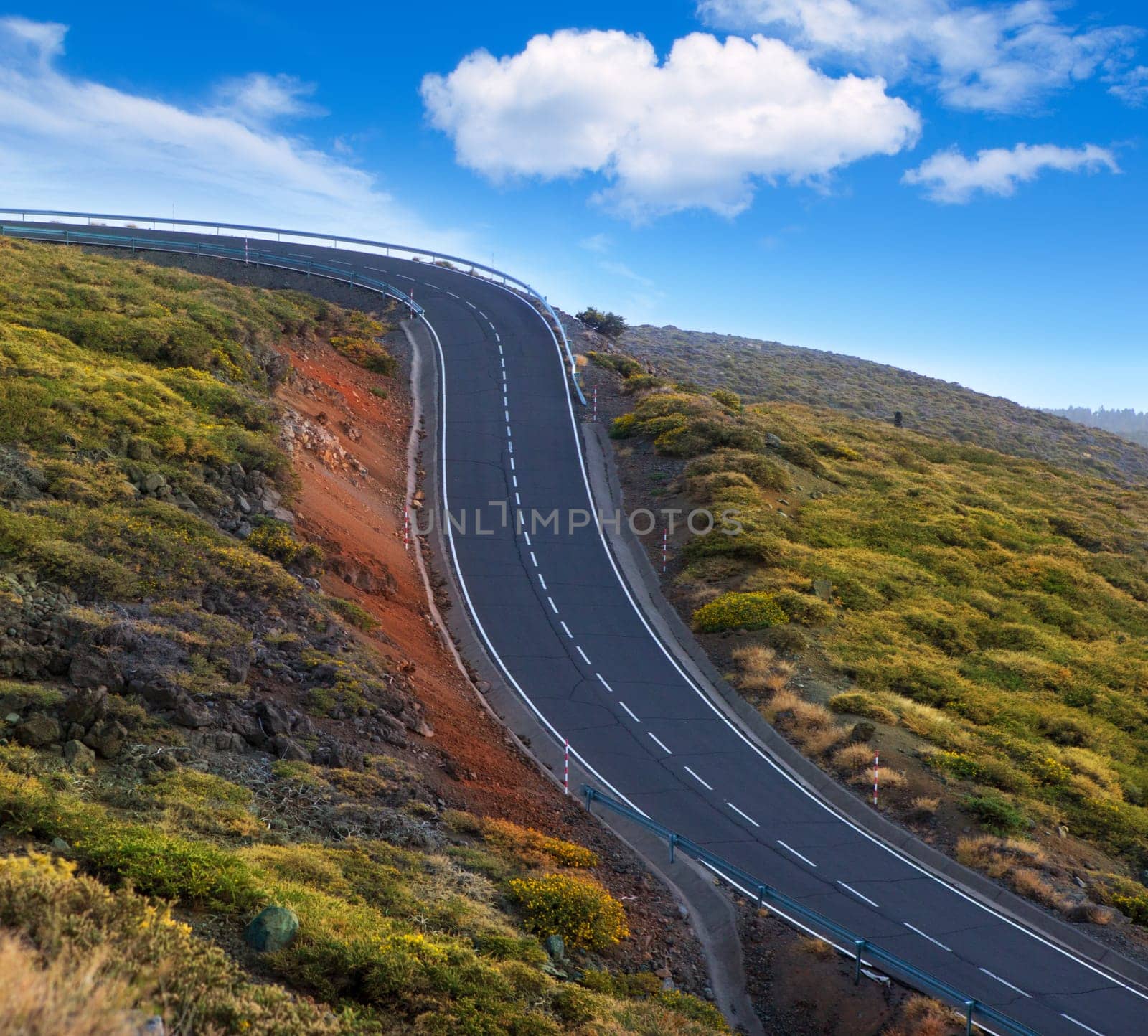 green mountain winding road curves dangerous for drivers