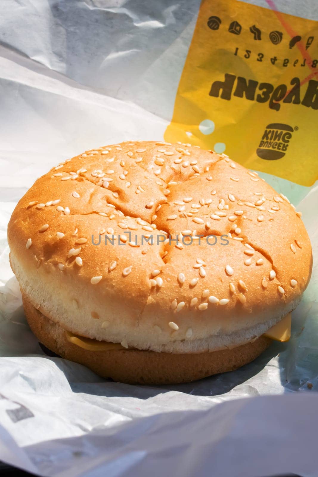 Minsk, Belarus - 20 april, 2023: Cheeseburger in hand at Burger King close up