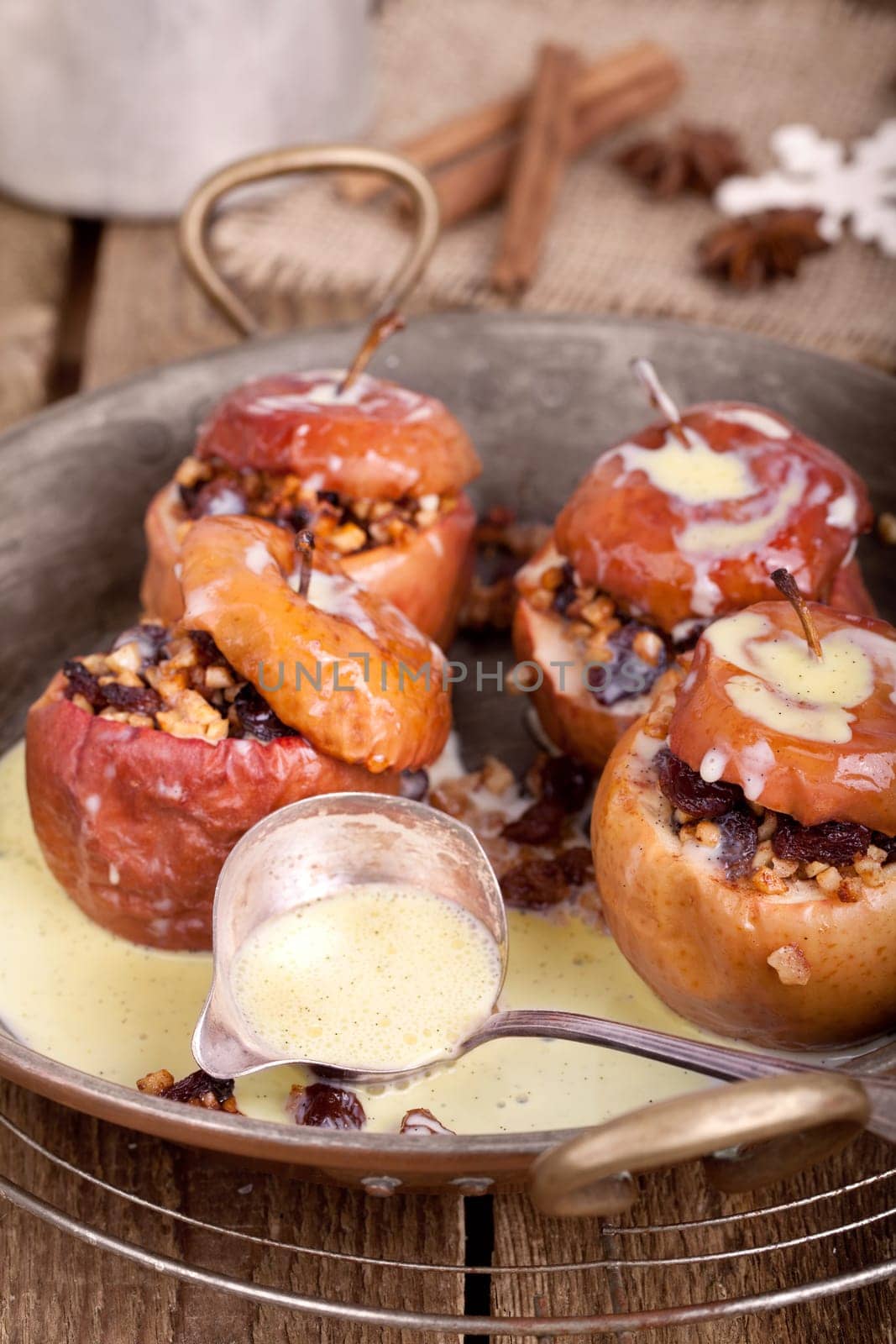 Baked apples with vanilla sauce