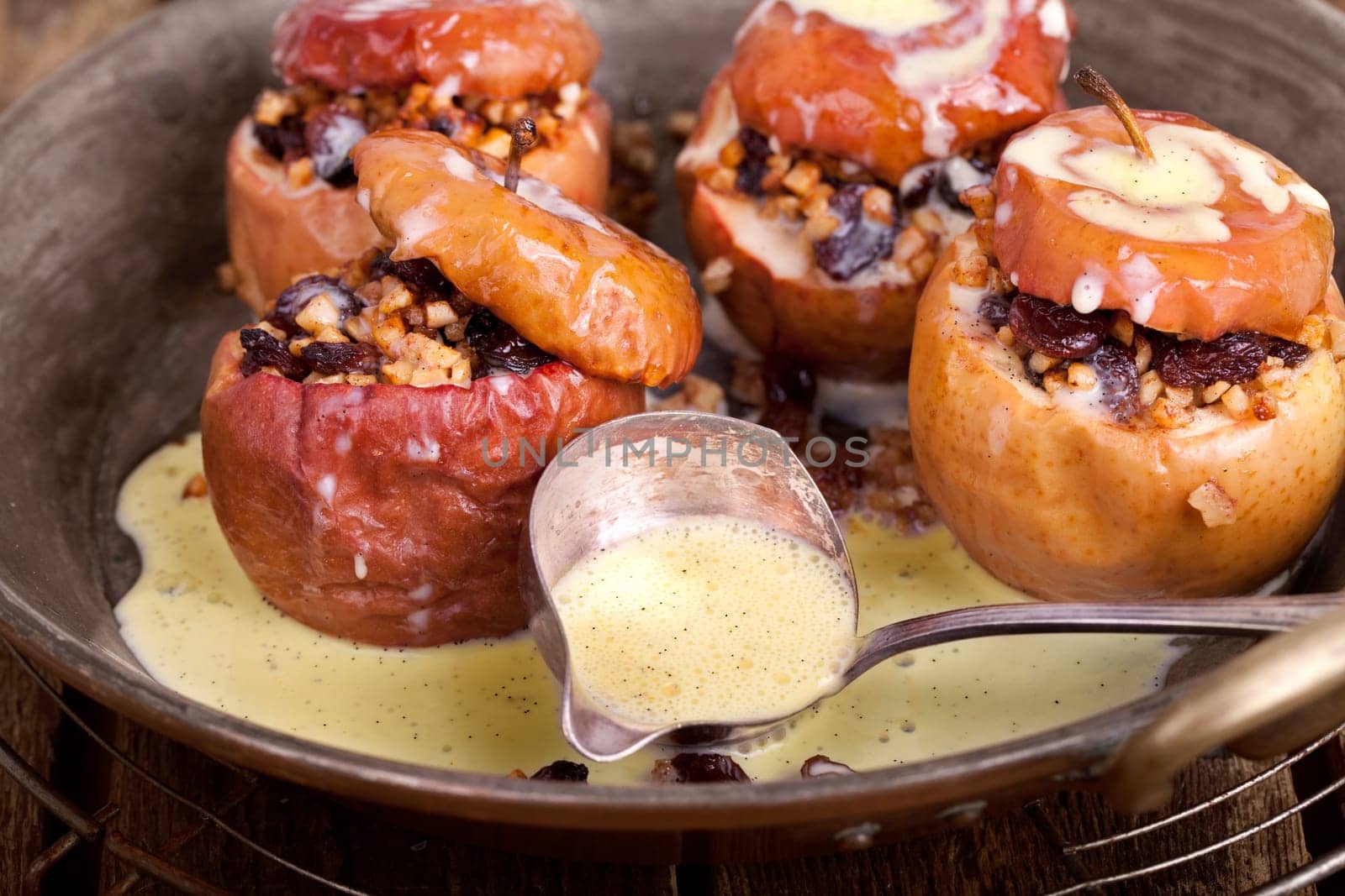 Baked apples with vanilla sauce