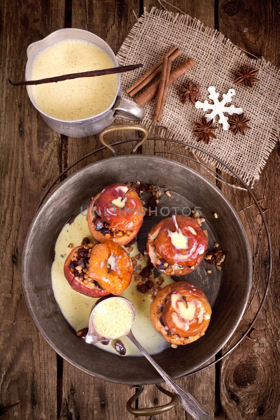 Baked apples with vanilla sauce