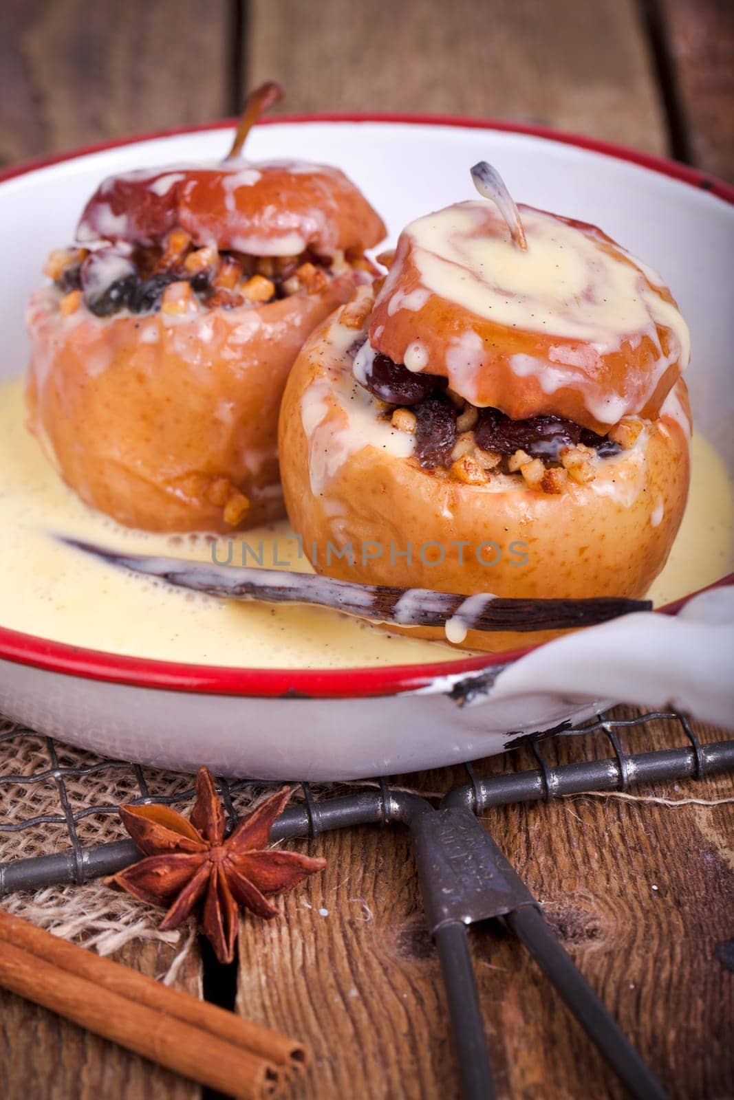 Baked apples in enamel pan