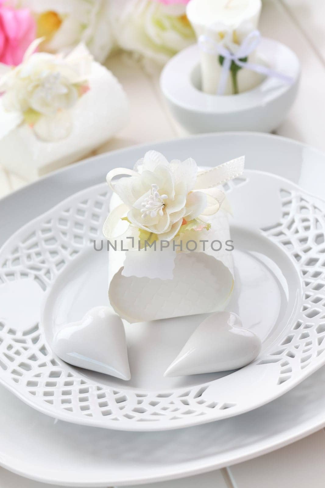 Luxury place setting in white with small present for the guests