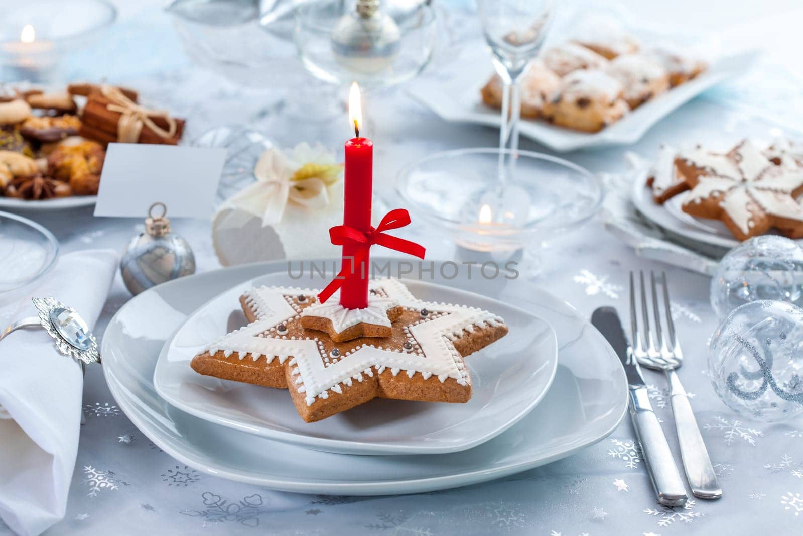 Plate for Christmas evening decorated with small present and gingerbread cookie